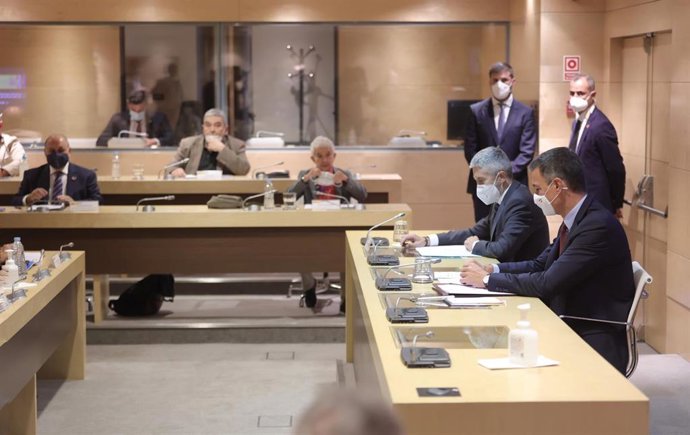 Archivo - El ministro de Interior, Fernando Grande-Marlaska (i) y el presidente del Gobierno, Pedro Sánchez (d), durante la Comisión de Seguimiento del Plan de Lucha contra los Delitos de Odio, el pasado 10 de septiembre