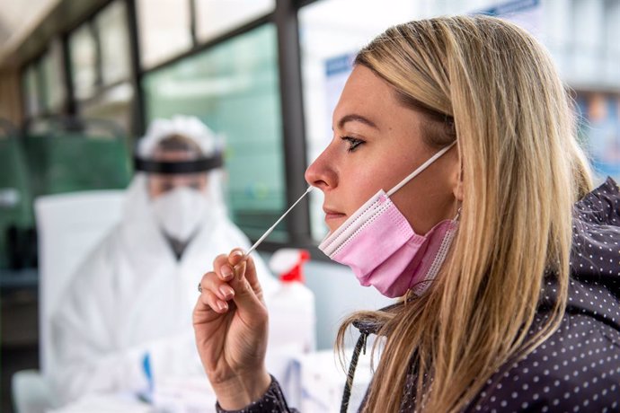 Archivo - 13 April 2021, Czech Republic, Hradec Kralove: A woman takes a nasal swab for her self for a Coronavirus (Covid-19) test on a BusLine KHK bus. Photo: Taneek David/CTK/dpa