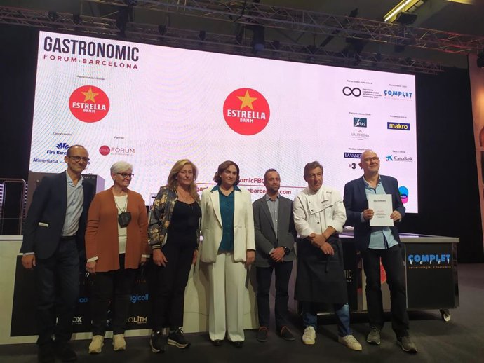 La alcaldesa de Barcelona, Ada Colau, ha dicho que confía en que Barcelona sea referente de primer nivel en gastronomía sostenible en el marco del acto de lectura del Manifiesto Barcelona por una Alimentación Sostenible.