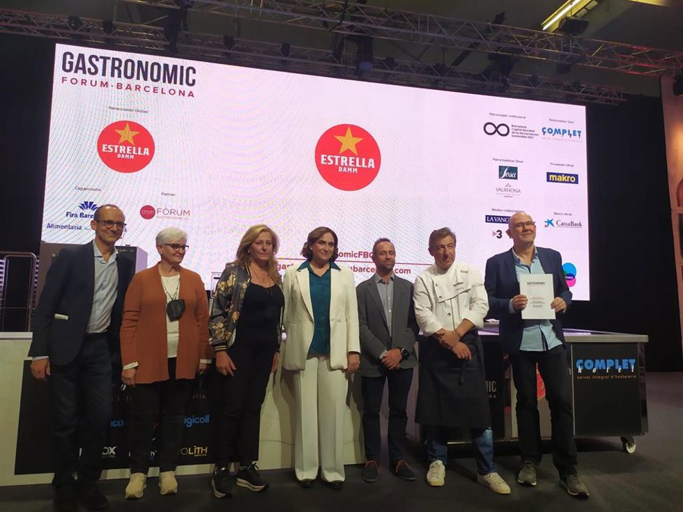 La alcaldesa de Barcelona, Ada Colau, ha dicho que confía en que Barcelona sea referente de primer nivel en gastronomía sostenible en el marco del acto de lectura del Manifiesto Barcelona por una Alimentación Sostenible.