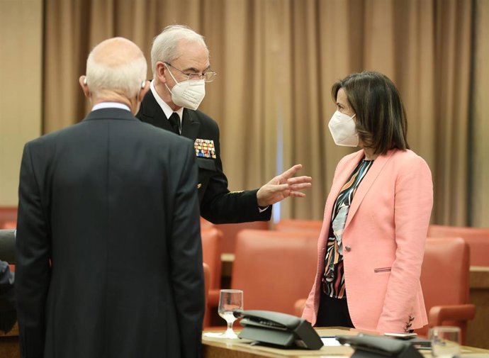 El jefe de Estado Mayor de la Defensa, almirante general Teodoro López Calderón y la ministra de Defensa, Margarita Robles, a su llegada a la Comisión de Defensa