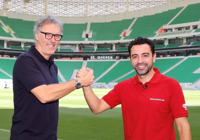 Laurent Blanc y Xavi Hernández en el Al-Thumana Stadium de Catar