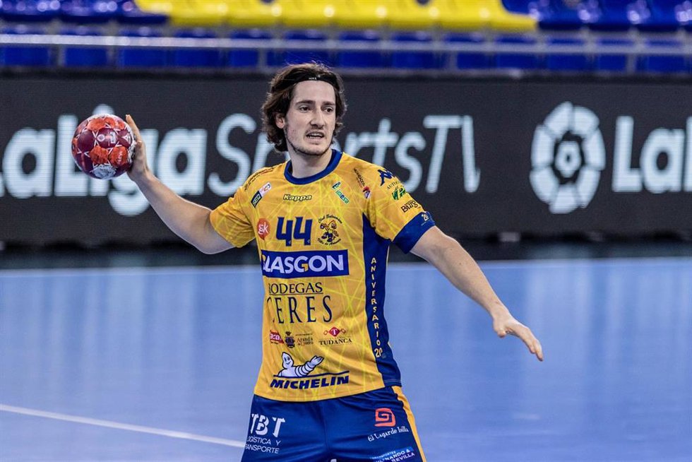 Archivo - Julen Elustondo, del Blasgon/Bodegas Ceres VA, durante un partido de la Liga Sacyr ASOBAL frente al FC Barcelona en el Palau Blaugrana
