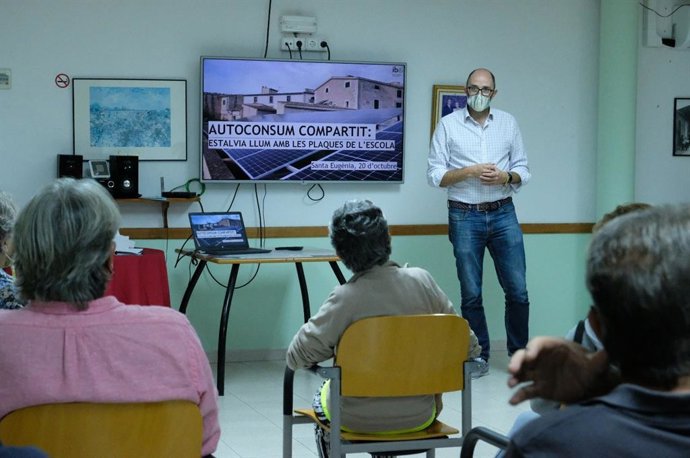 El director general de Energía y Cambio Climático, Pep Malagrava, durante la presentación del primer autoconsumo compartido para abaratar la factura de la luz.