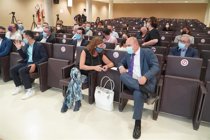La presidenta del Govern, Francina Armengol, junto al presidente del Consell de Ibiza, Vicent Marí.