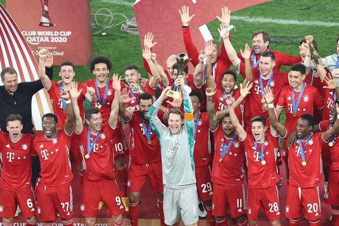 Archivo - 11 February 2021, Qatar, Ar-Rayyan: Bayern Munich players celebrate with the trophy after the FIFA Club World Cup final soccer match between FC Bayern Munich and Tigres UANL at the Education City Stadium. Photo: Mahmoud Hefnawy/dpa