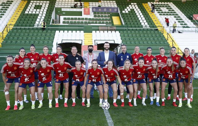 Luis Salaya posa junto a las jugadoras y técnicos de la Selección de Fútbol Femenina