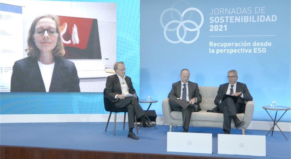 Archivo - Jornada de sostenibilidad 2021 de Red Eléctrica. De izq a dcha: Birthe Bruhn-León, del European Investment Bank, Roberto Fernández, miembro del TEG de  la Comisión Europea, Roberto García, CEO del REE y José Carlos García de Quevedo, president