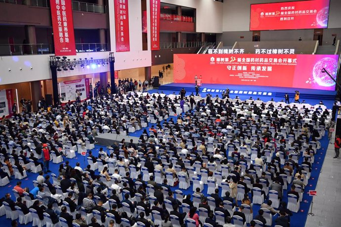 Photo shows the opening ceremony of the 52nd Zhangshu National Traditional Chinese Materia Medica Trade Fair held in Zhangshu, a country-level city in east China's Jiangxi Province on October 16.