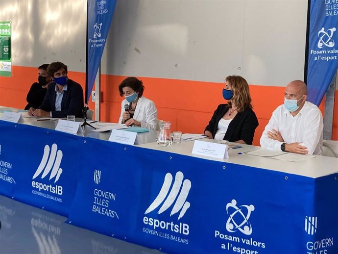 La consellera de Asuntos Sociales y Deportes, Fina Santiago, en el pleno de la Asamblea Balear del Deporte.