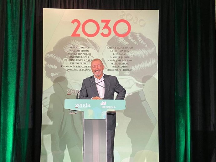El escritor Arturo Pérez-Reverte ha ensalzado este miércoles la "buena salud" de la revista literaria Zenda en la presentación de libro '2030', el 4 libro colectivo que publican.
