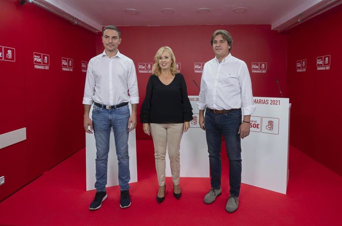 Los candidatos a la Secretaría General del PSOE-M, el portavoz adjunto del PSOE en la Asamblea de Madrid, Juan Lobato (i) y el alcalde de Fuenlabrada, Javier Ayala (d), posan junto a la moderadora, en el único debate público previo a las elecciones, en 