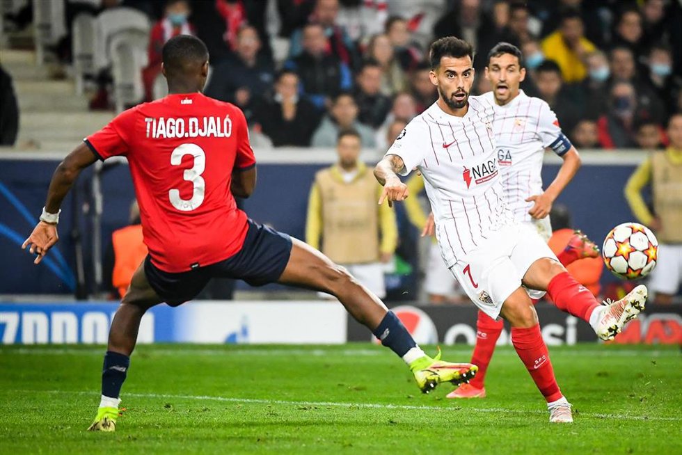 Suso intenta un centro durante el partido entre el Lille y el Sevilla de la Liga de Campeones 2021-2022