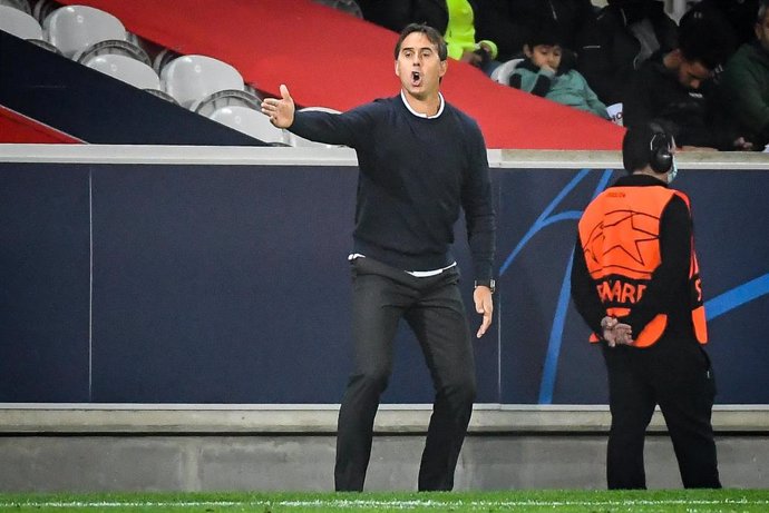Julen Lopetegui da instrucciones durante el Lille-Sevilla de la Liga de Campeones 2021-2022