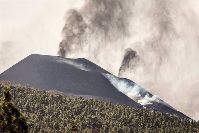 Vista del volcán de Cumbre Vieja con las tres nubes de ceniza, desde Los Llanos de Aridane, a 20 de octubre de 2021, en La Palma, Santa Cruz de Tenerife, Islas Canarias (España). 