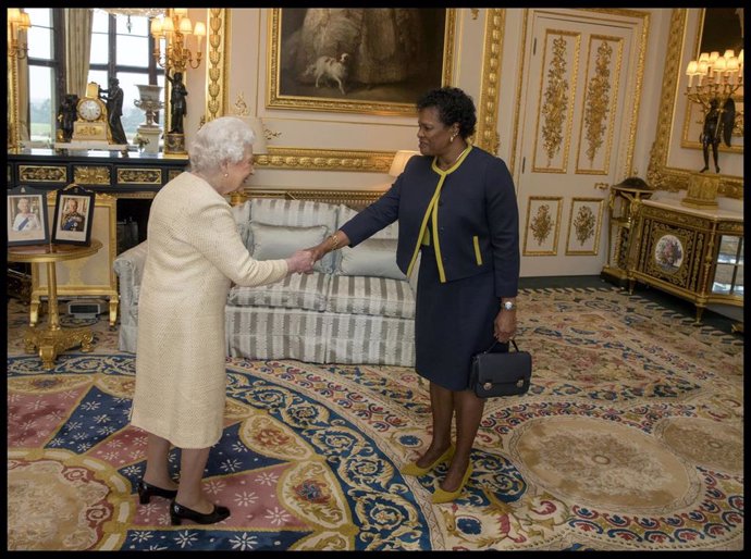 Archivo - La reina Isabel II de Inglaterra y la recien nombrada presidenta de Barbados, Sandra Mason, quien en el momento de la imagen ocupaba el cargo de gobernadora general del país.