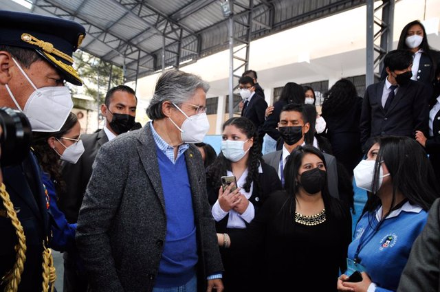 Archivo - 01 September 2021, Ecuador, Quito: Ecuadorian President Guillermo Lasso (C) talks with head of the Manuela Canizares school Martha Echeverria (R) as he arrives for an event at the beginning of the school year amid the Coronavirus pandemic. Photo