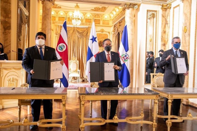 El presidente de Panamá, Lautentino Cortizo; el de Costa Rica, Carlos Alvarado; y el de República Dominicana, Luis Abinader, firman la Alianza para el Desarrollo de la Democracia