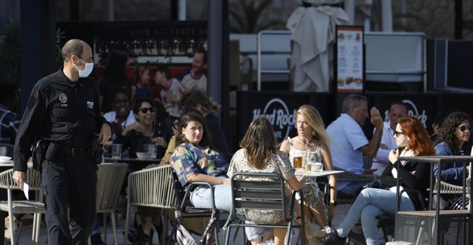 Archivo - Clientes en la terraza de un bar en Palma.