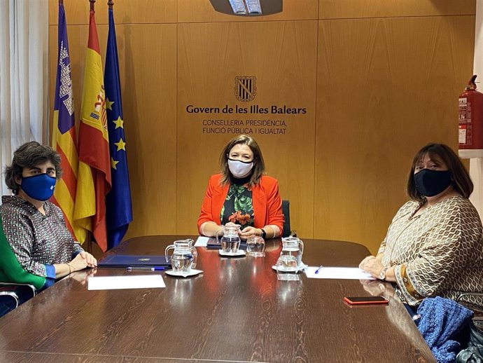 La consellera de Presidencia, Función Pública e Igualdad, Mercedes Garrido, y la vicerrectora de Estudiantes de la Universitat de les Illes Balears (UIB), Carmen Touza, en la firma de un convenio de colaboración.