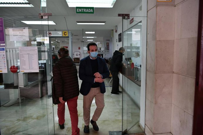 Archivo - Imagen de archivo del presidente de Vox en Ceuta, Juan Sergio Redondo, a su salida del Juzgado de Instrucción número 5 de Ceuta (España), que ahora ha archivado la causa