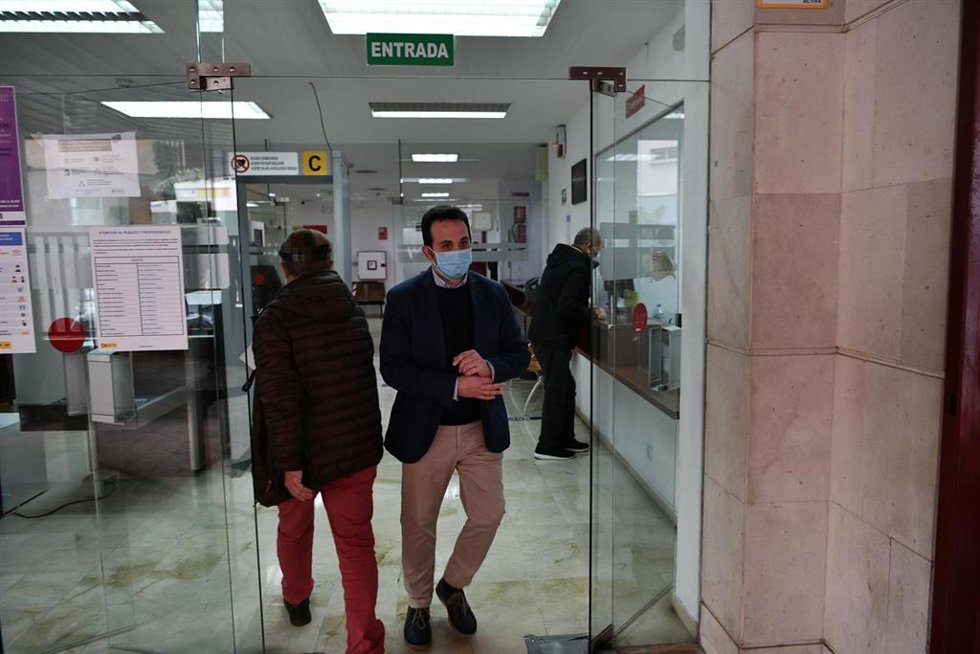 Archivo - Imagen de archivo del presidente de Vox en Ceuta, Juan Sergio Redondo, a su salida del Juzgado de Instrucción número 5 de Ceuta (España), que ahora ha archivado la causa