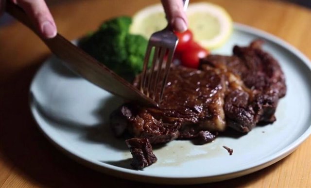 Cortando un filete con un cuchillo de madera endurecida