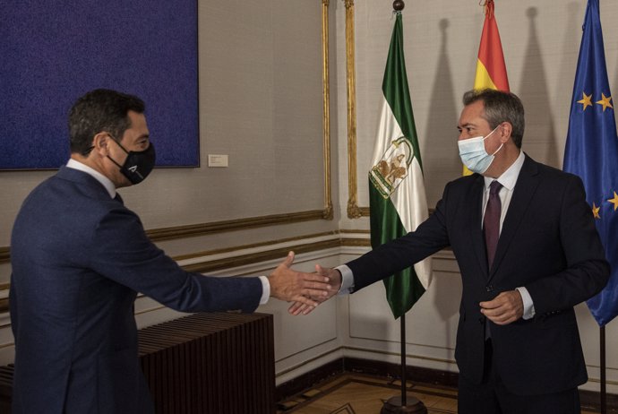 El presidente de la Junta, Juanma Moreno (i), durante su reunión con el secretario general del PSOE-A, Juan Espadas (d). A 01 de octubre de 2021, en Sevilla (Andalucía,España)