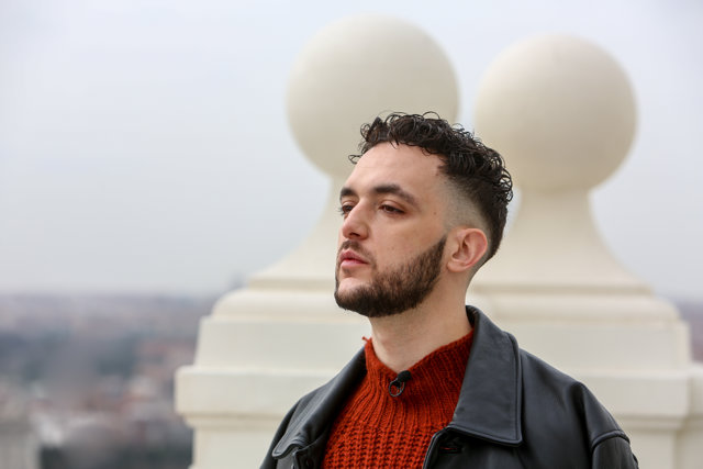 El cantante C. Tangana posa en una fotografía durante una entrevista para Europa Press en el Hotel Riu Plaza España, en Madrid (España). 