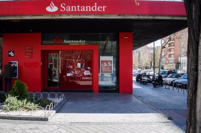 Archivo - Sucursal, banco Santander