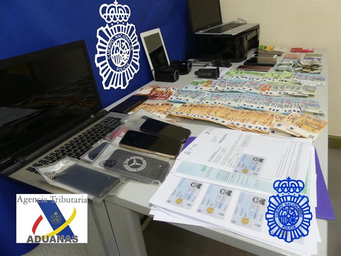 Imagen de archivo de la documentación que utilizaba el grupo organizado, aportada por la Policía Nacional en la segunda fase de esta misma operación.