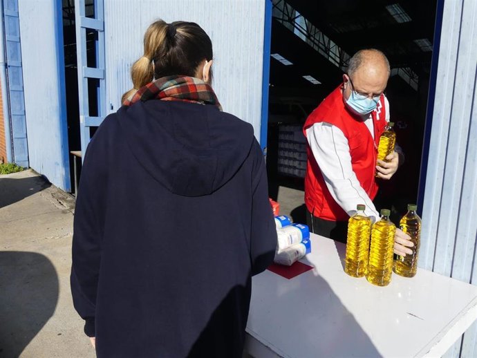 Entrega de alimentos de Cruz Roja