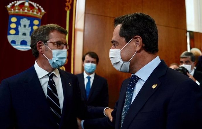 Archivo - El presidente de la Junta de Andalucía, Juanma Moreno (d), con el presidente de la Xunta de Galicia, Alberto Núñez Feijóo (i), en una foto de archivo.