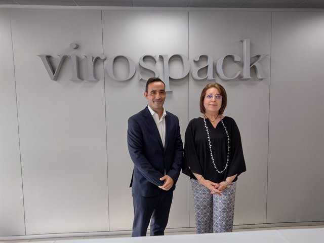 Juan González, country manager de IFS en España y Montserrat Florencio, Service Manager de Virospack, se reúnen en la sede de Virospack en Badalona (Barcelona) para anunciar un acuerdo para mejorar su eficiencia operativa.