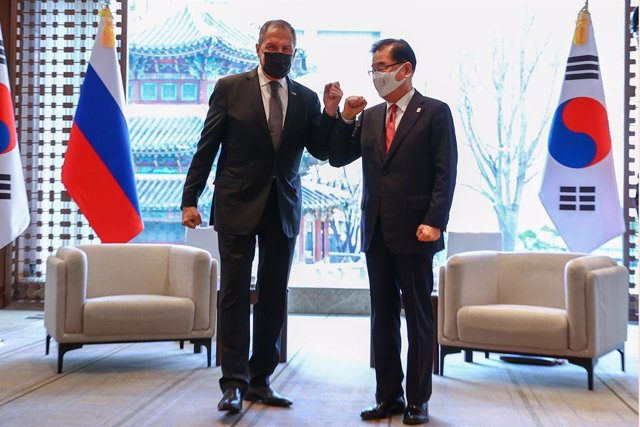Archivo - El ministro de Exteriores surcoreano, Chung Eui Yong, junto a su homólogo ruso, Sergei Lavrov.