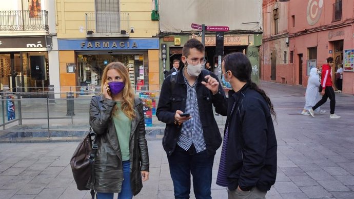 La presidenta del grupo municipal de Badalona En Comú Podem en el Ayuntamiento de Badalona (Barcelona), Ada Llauradó, con miembros del grupo municipal tras firmar la petición de moción de censura al alcalde, Xavier García Albiol (PP).