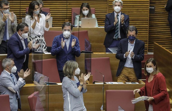 La portavoz del PP en Les Corts, María José Catalá (abajo-1i), durante un pleno de Les Corts