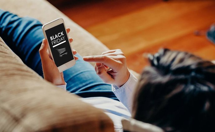Archivo - Compras en el 'Black Friday' y 'Cyber Monday'