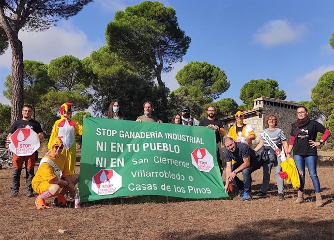 Manifestación contra la instalación de una macrogranja de gallinas entre Albacete y Cuenca.