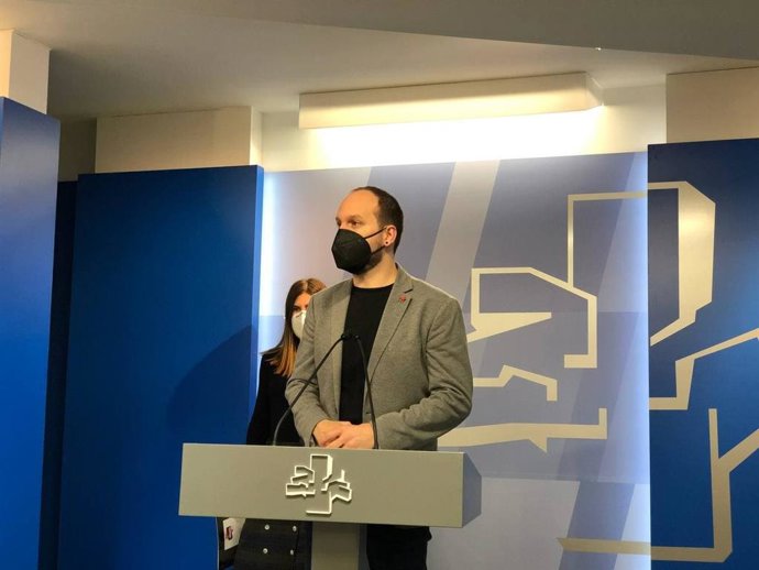 Archivo - El parlamentario de Elkarrekin Podemos-IU Iñigo Martínez, en una rueda de prensa en el Parlamento vasco, en Vitoria