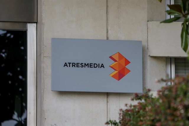 Archivo - Letras y logo de Atresmedia en la entrada al edificio de la sede del grupo de comunicación 