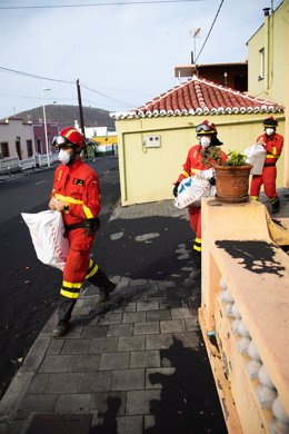 Varios efectivos del segundo Batallón de la Unidad Militar de Emergencias (UME), durante una recogida de enseres en la zona de viviendas San Borondón, en La Palma