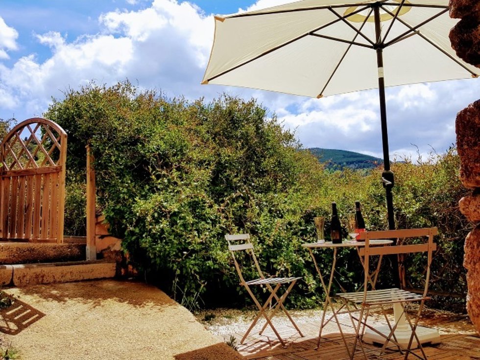 Terraza de la Posada Real La Almazuela, en la Rioja.