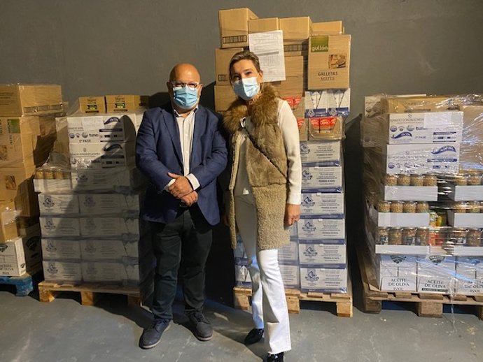 El subdelegado del Gobierno en León, Faustino Sánchez, y la presidenta de Cruz Roja, María Victoria Seco, han visitado el almacén del depósito de alimentos.