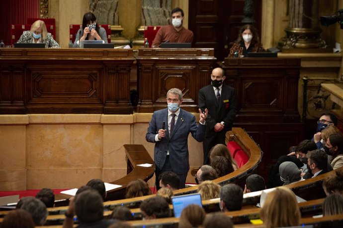 Arxiu - El conseller d'Educació de la Generalitat, Josep Gonzlez-Cambray, al Parlament