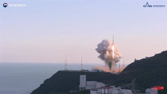 Lanzamiento del primer cohete espacial diseñado y fabricado totalmente en Corea del Sur
