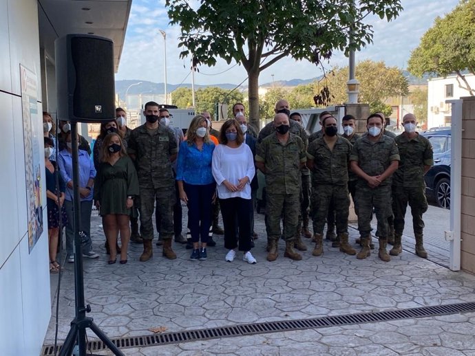 La presidenta del Govern, Francina Armengol, y la consellera de Salud y Consumo, Patricia Gómez, durante el acto de despedida del contingente del Ejército que ha prestado servicios en la Central de Coordinación COVID-19 en Baleares.