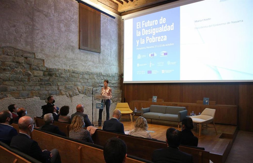 La presidenta del Gobierno de Navarra, María Chivite, inaugura el foro 'El futuro de la Desigualdad y la Pobreza' en el Palacio del Condestable.