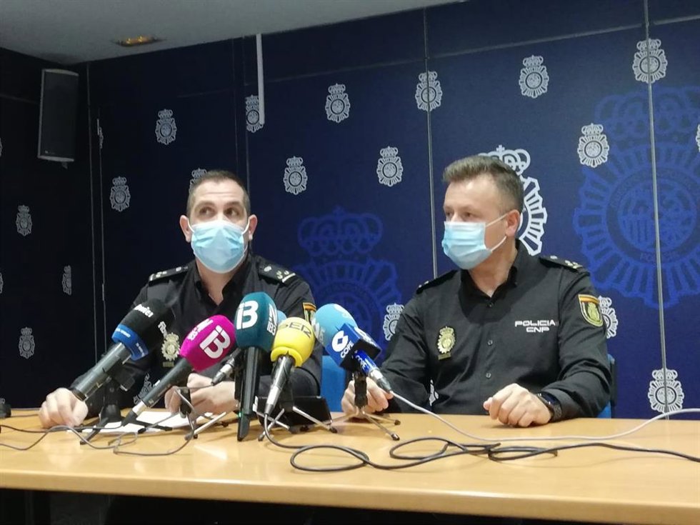El jefe de la Unidad Central de Redes de Inmigración Ilegal y Falsedades Documentales (UCRIF), Gonzalo Calleja, y el jefe de la Policía Judicial de Comisaría centro, Javier Gallego, en rueda de prensa para explicar los detalles de la operación 'Alssariq