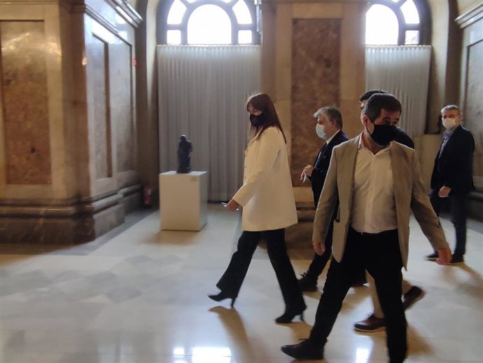 La presidenta del Parlament, Laura Borrs, el secretario general de Junts, Jordi Snchez, el presidente del grupo de Junts en el Parlament, Albert Batet, y el vicepresidente del Govern, Jordi Puigneró, tras la reunión de coordinación con ERC.